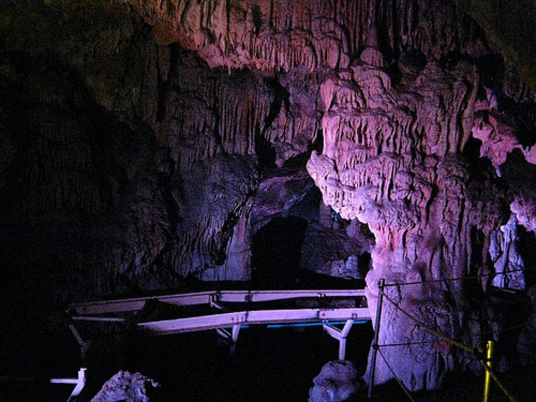 σπήλαιο σφενδόνη