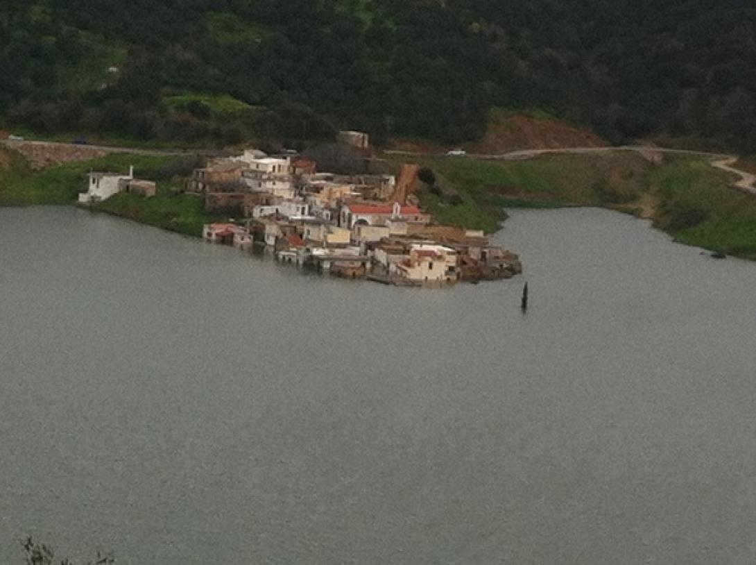 Σφεντύλι: Κομμάτι - κομμάτι μεταφέρουν τα κειμήλια από το εκκλησάκι του Αγίου Θεοδώρου