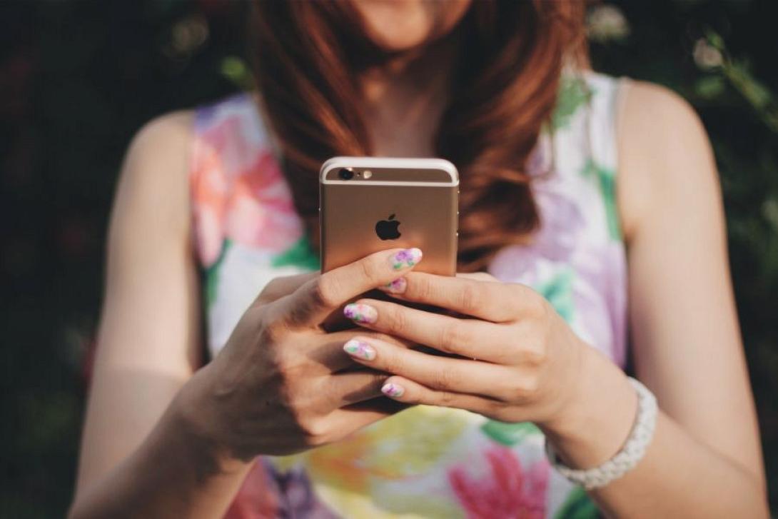 γυναίκα κινητό.jpg