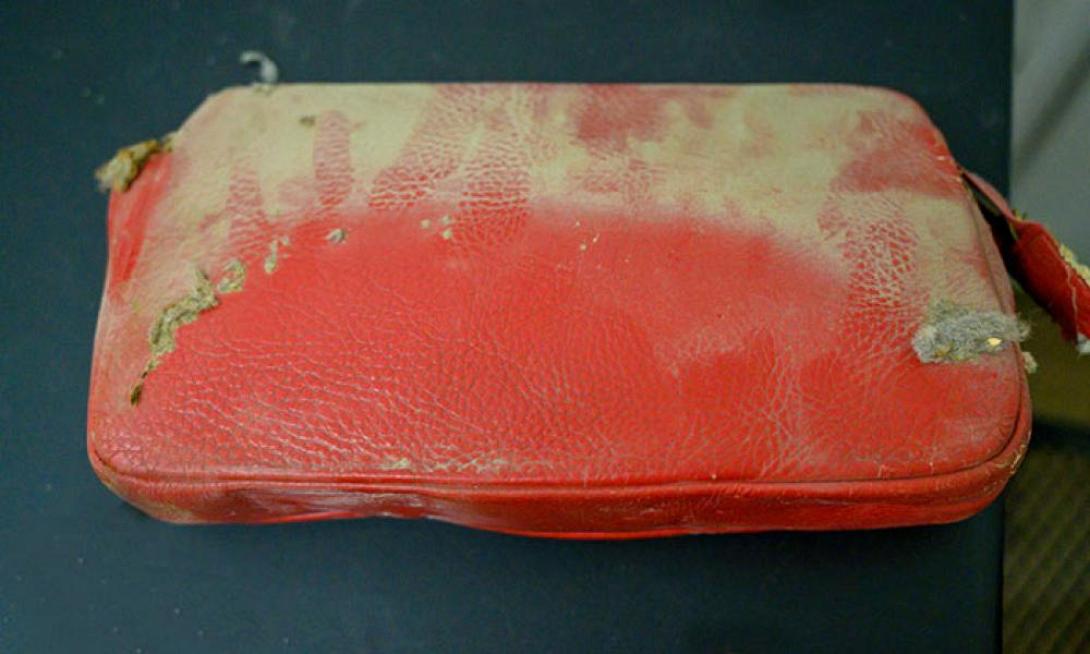 Η σχολική τσάντα που παρέμεινε κρυμμένη σε μια χαραμάδα του σχολείου για 64 χρόνια