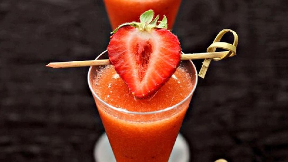 Σφηνάκια με βότκα φράουλας