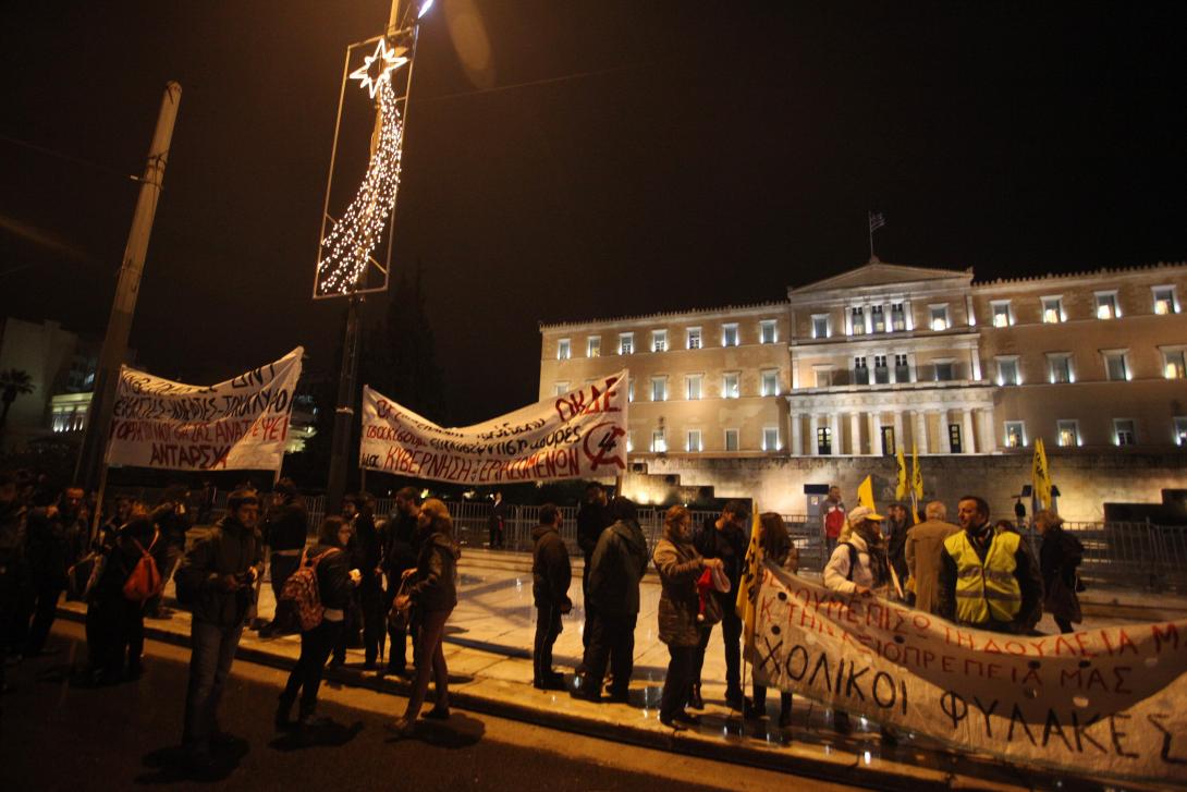 Βουλή: Μέσα ψηφοφορία, έξω συγκέντρωση διαμαρτυρίας (φωτογραφίες)
