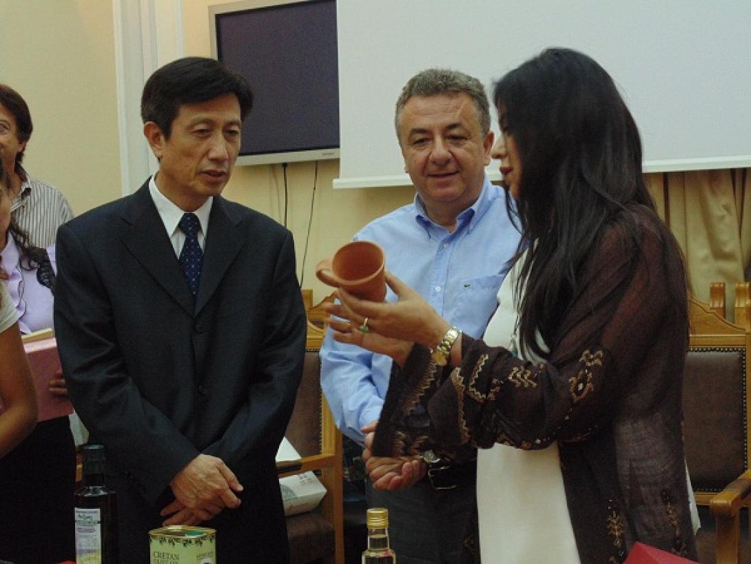 "Γέφυρα" συνεργασίας Κρήτης - Κίνας με φόντο τα Κρητικά προϊόντα