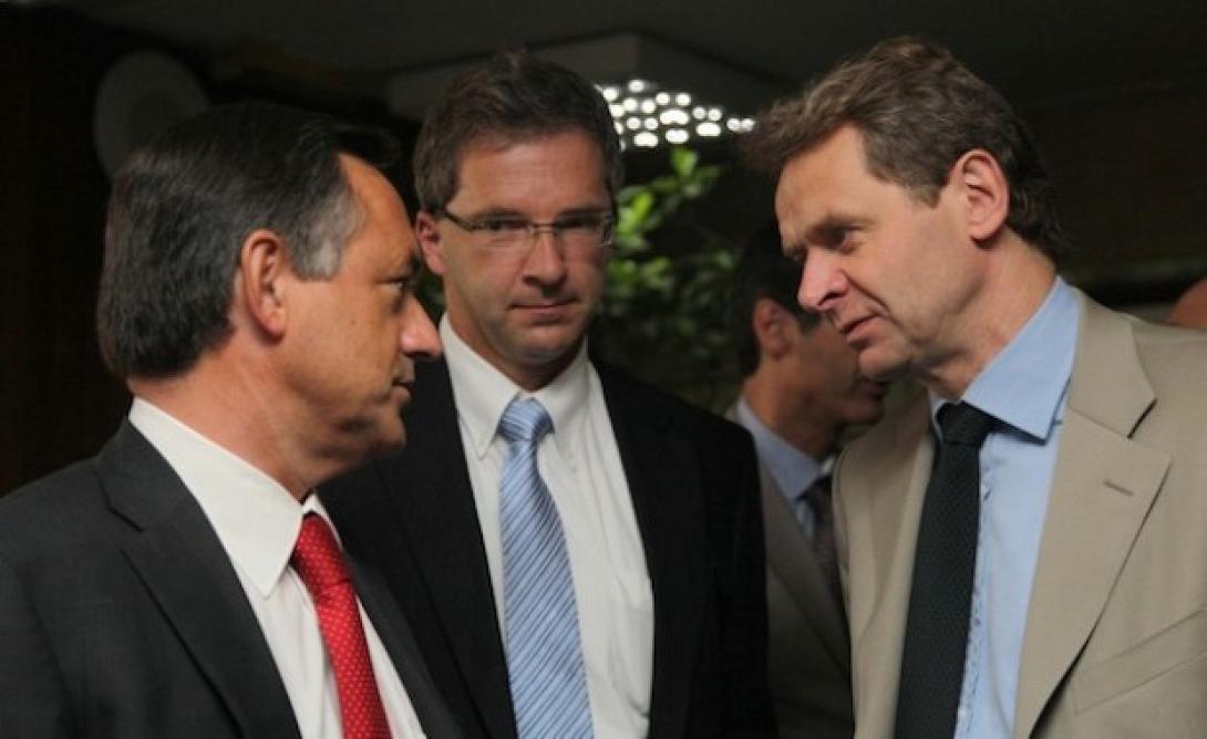 Σε εξέλιξη οι συζητήσεις στο Παρίσι με την τρόικα