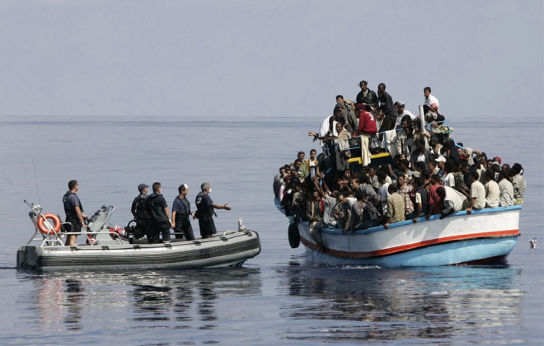 700 άνθρωποι στο ακυβέρνητο σκάφος νότια της Κρήτης - Κύματα που φτάνουν τα 2 μέτρα στην περιοχή