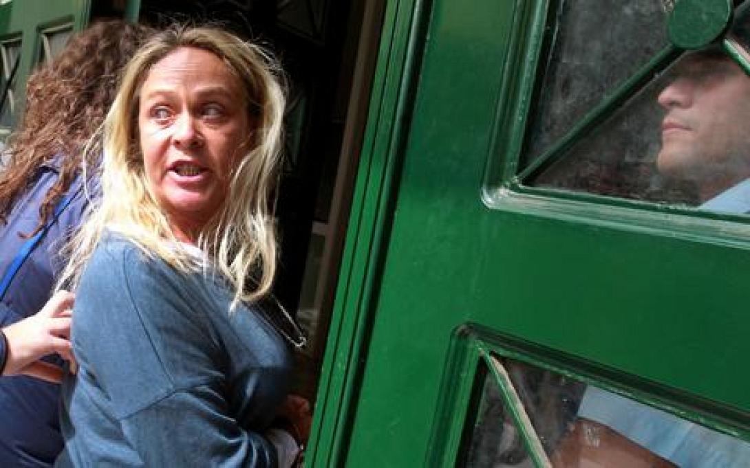 Στο αυτόφωρο οδηγείται η Θέμις Σκορδέλη της Χρυσής Αυγής