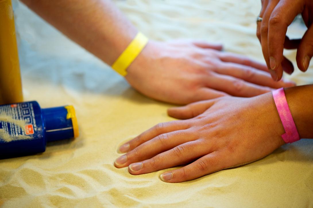 Το βραχιολάκι που σε προειδοποιεί όταν το παρακάνεις με την ηλιοθεραπεία!