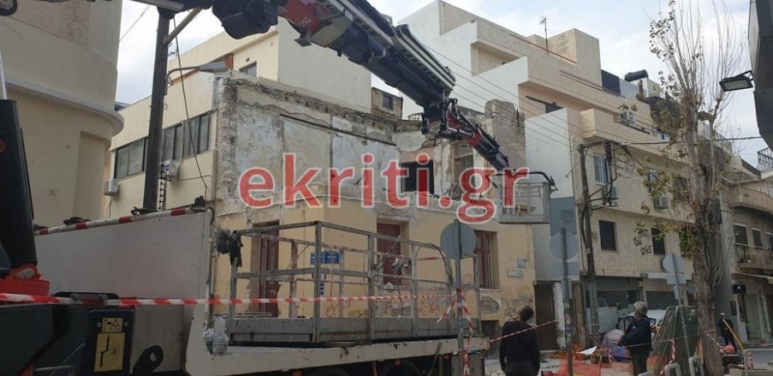 Κατεδάφιση του κτιρίου στην οδό Σμύρνης, στο κέντρο του Ηρακλείου