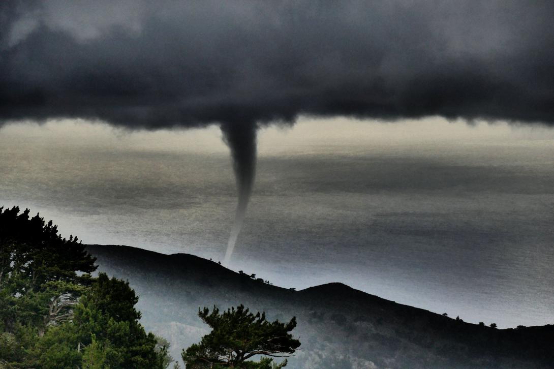 Υδροστρόβιλος που "κόβει" την ανάσα στη Σούγια Χανίων (φωτογραφίες)
