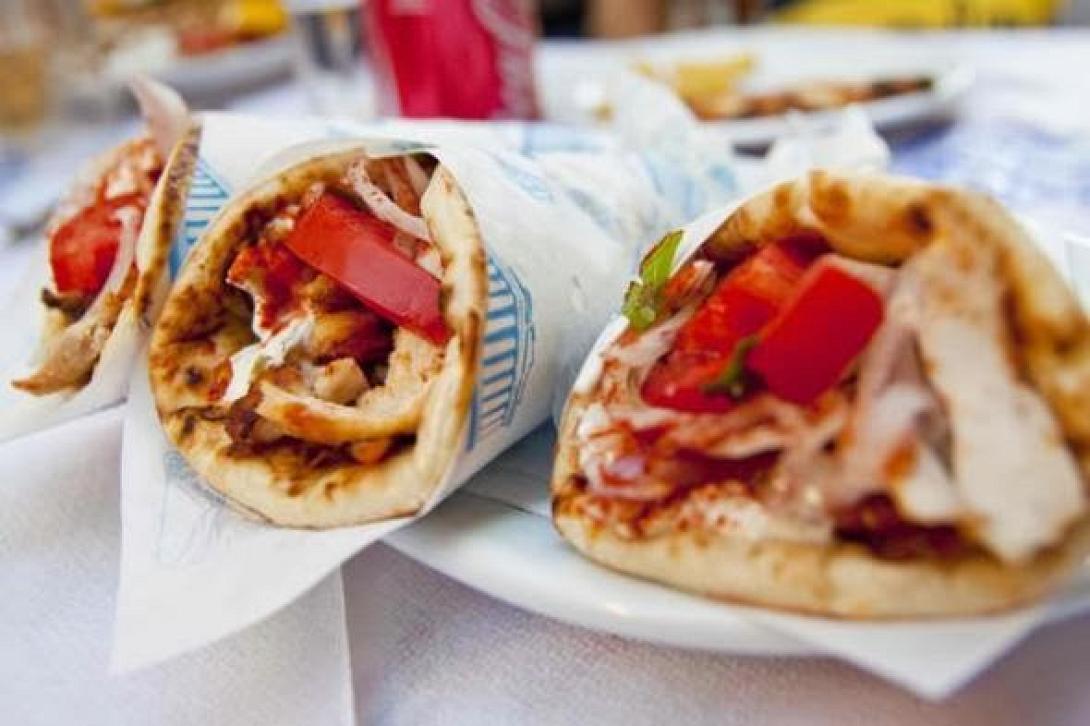 Η τρόικα παραλίγο να φάει τα σουβλάκια των δημοσιογράφων 