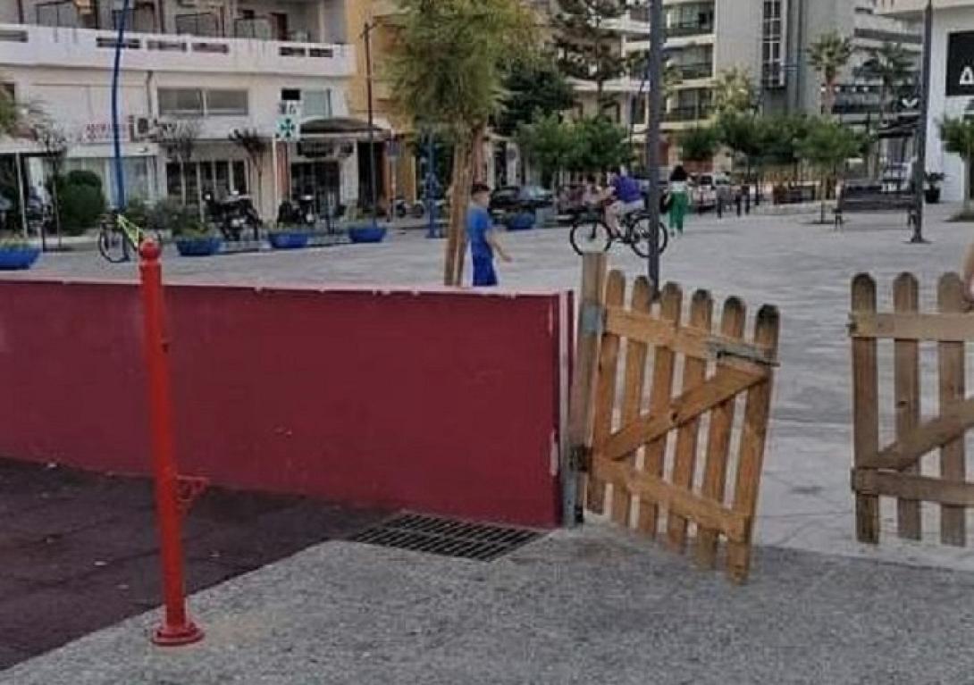 Σπασμένη πόρτα σε παιδική χαρά