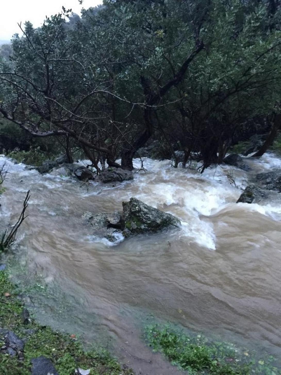 Εκατομμύρια κυβικά νερού "αναβλύζουν" από το σπήλαιο του Σάρχου! (φωτο + βίντεο)