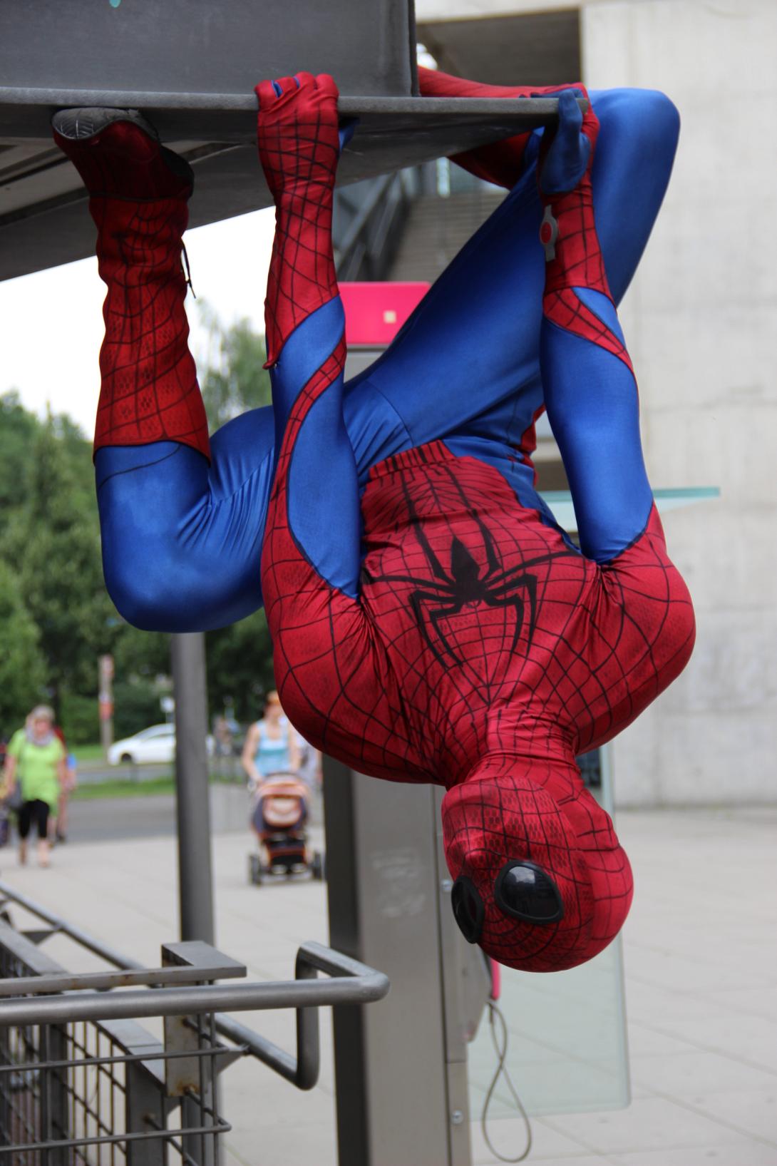 Συγκινητικό: Μπαμπάς - Spiderman κάνει έκπληξη στον καρκινοπαθή γιο του (βίντεο)