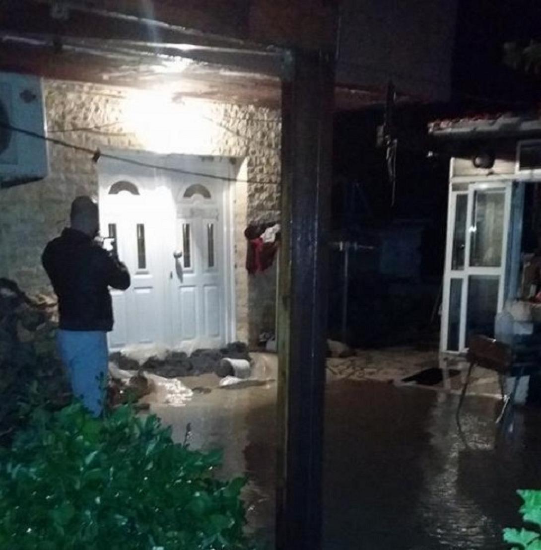 "Είμαστε στο έλεος του Θεού" φωνάζει οικογένεια στις Μαλάδες που πνίγεται από τις πλημμύρες