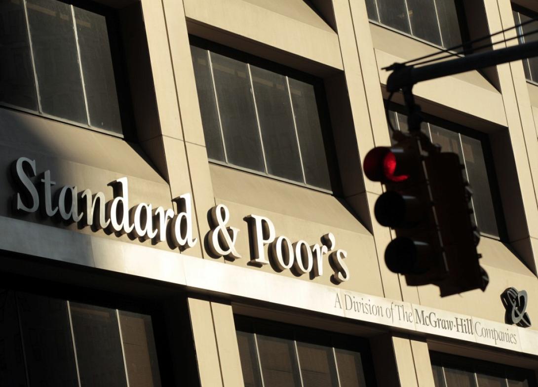 H Standard &amp; Poor's αναβάθμισε την ελληνική οικονομία κατά μία βαθμίδα