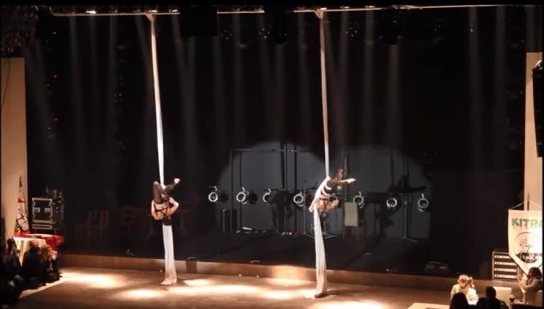 Οι δυο νεαρές κοπέλες από την Κρήτη που χορεύουν ... στον αέρα