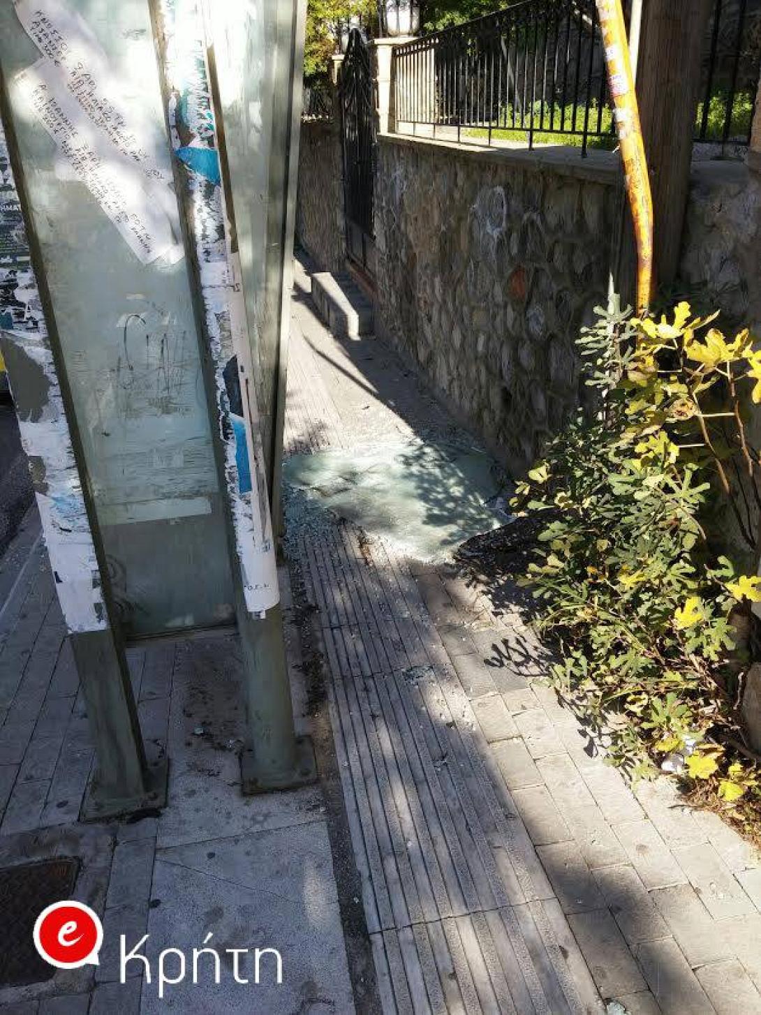 Ηράκλειο: Ξέσπασαν όλη τη μανία τους στη στάση του αστικού ΚΤΕΛ (φωτο)