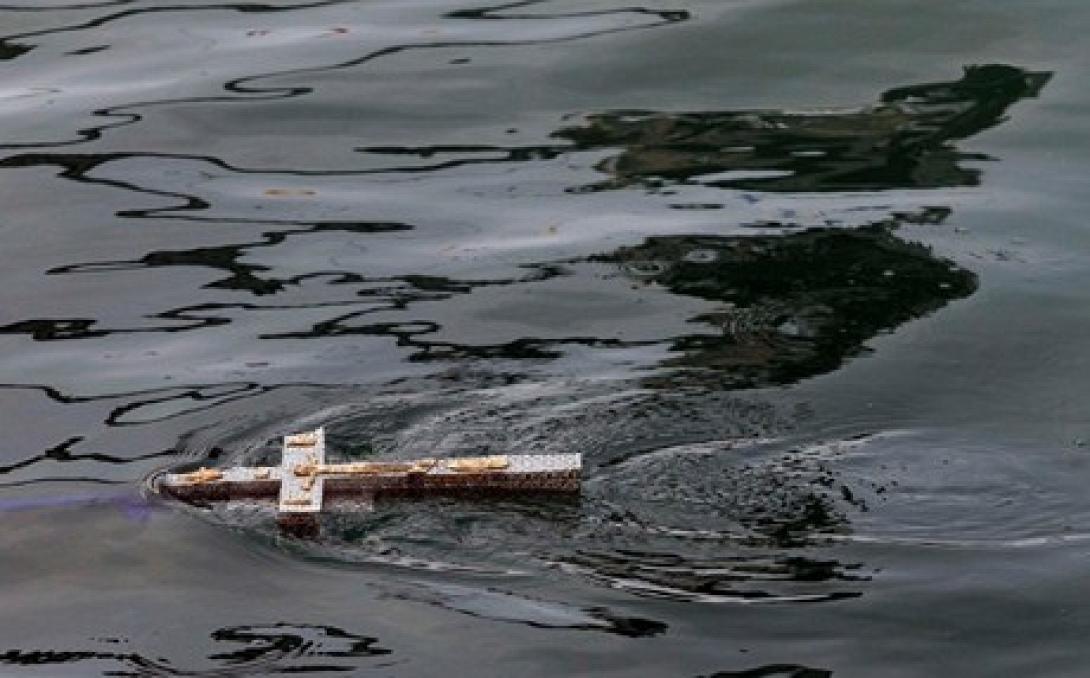 'Επεσε με τα ρούχα στη θάλασσα... για να διαμαρτυρηθεί