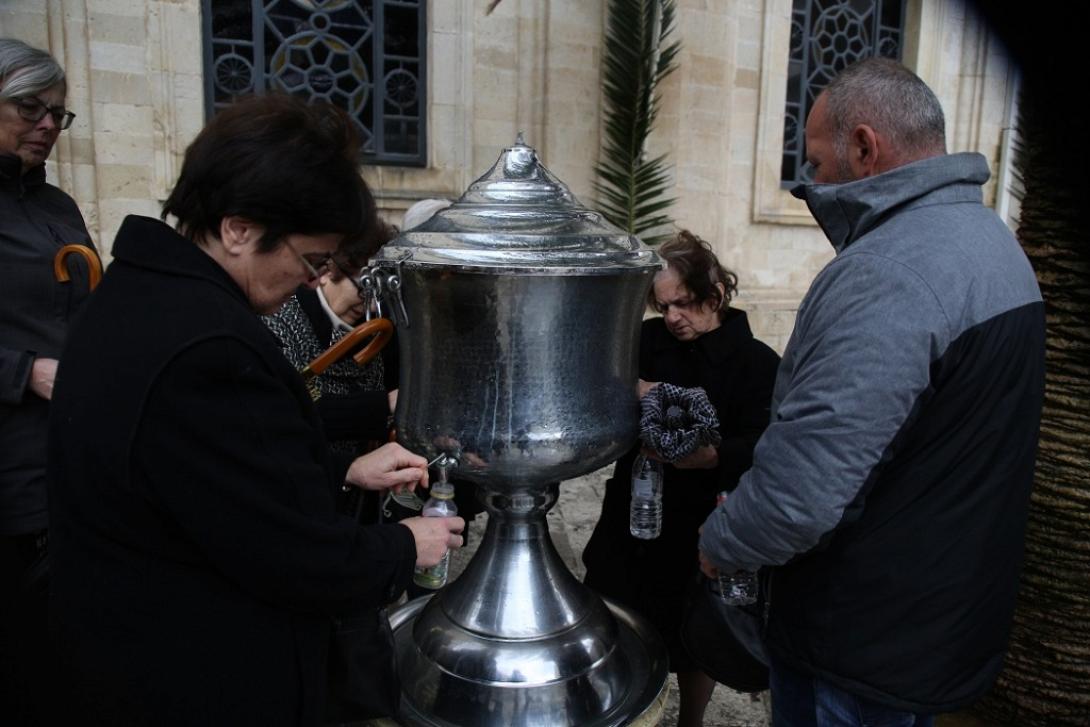 Αγιασμός στο προαύλιο του Αγίου Μηνά