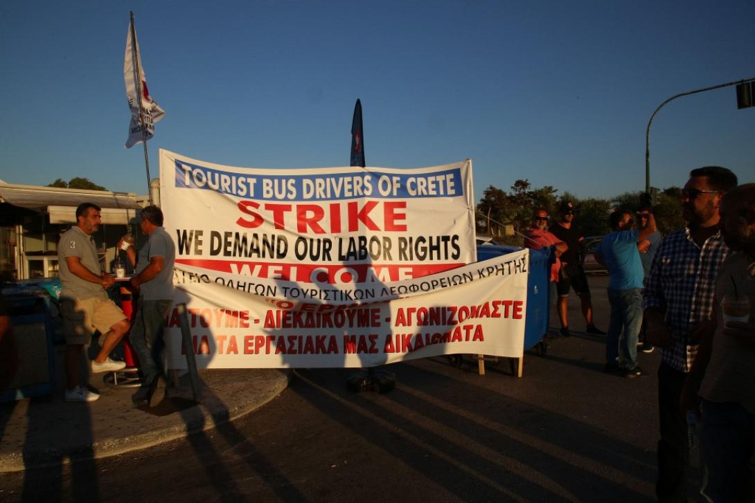 Από τις κινητοποιήσεις των εργαζομένων, έξω από το αεροδρόμιο.