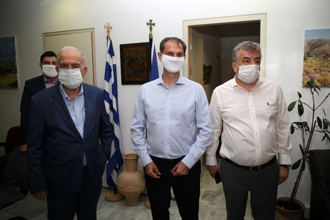 Ο Χάρης Θεοχάρης με τον Περιφερειάρχη Κρήτης και τον Δήμαρχο Ηρακλείου.