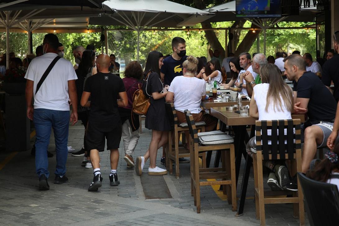 Γέμισαν τα καφέ και του Ηρακλείου