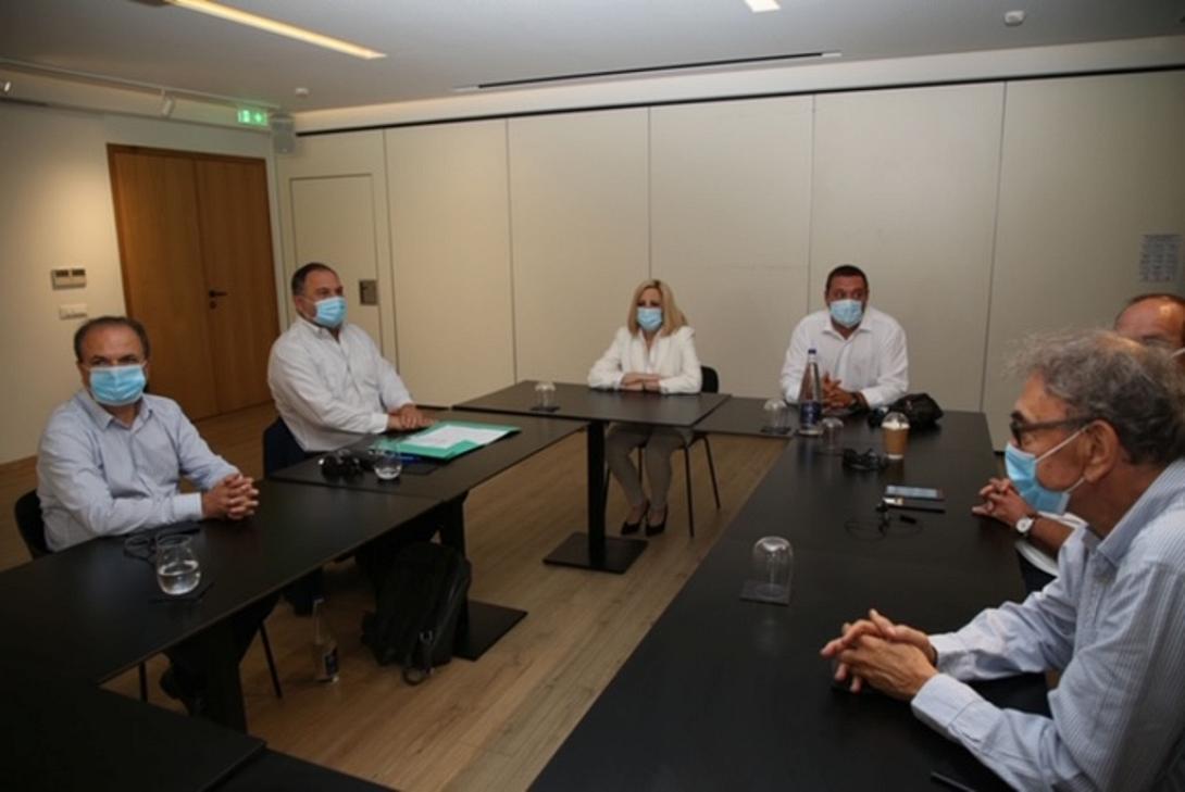 Κατά τη συνάντηση συζητήθηκαν ζητήματα που έχουν να κάνουν με τα μεγάλα έργα και τις υποδομές που έχει ανάγκη η Κρήτη και θα αποτελέσουν την κινητήρια δύναμη για την περαιτέρω ανάπτυξη της οικονομίας του νησιού μας.