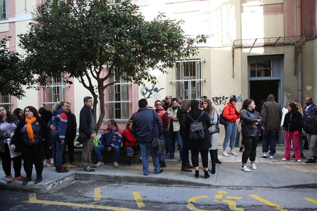 Διασώστες του ΕΚΑΒ έξω από τα δικαστήρια