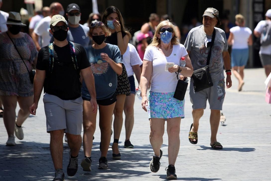 Οι Ηρακλειώτες κάνουν τη βόλτα τους κάτω  από τον καυτό ήλιο