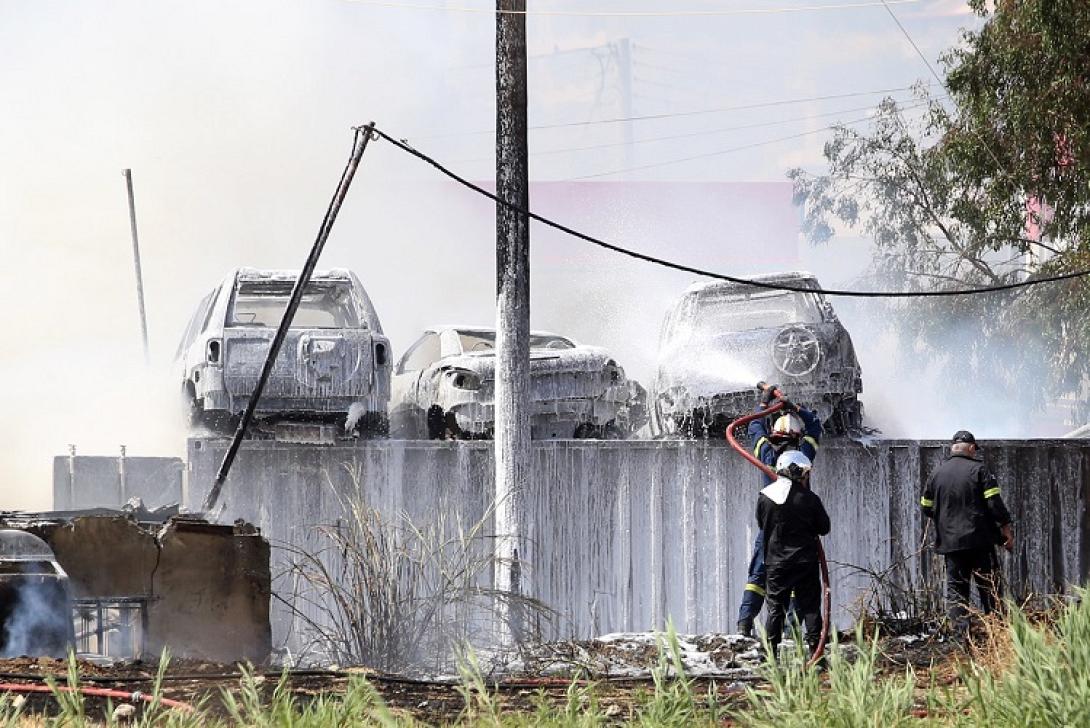 Οι πυροσβέστες επί τω έργω