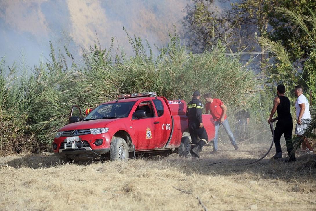 Πυροσβέστες και πολίτες στην επιχείρηση κατάσβεσης