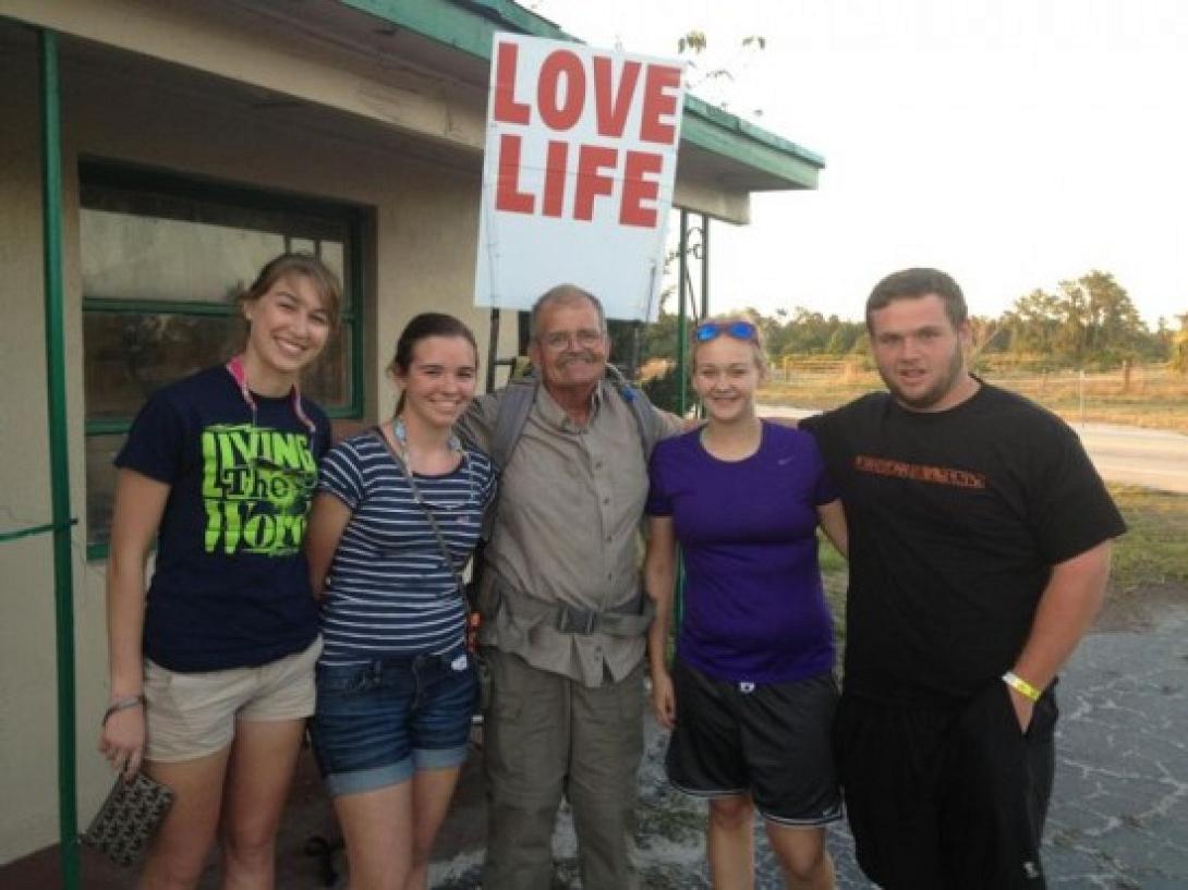 Ο πραγματικός Forest Gump: Έχει περπατήσει 34.000 χλμ. σε 14 χρόνια για να περάσει ένα απλό μήνυμα