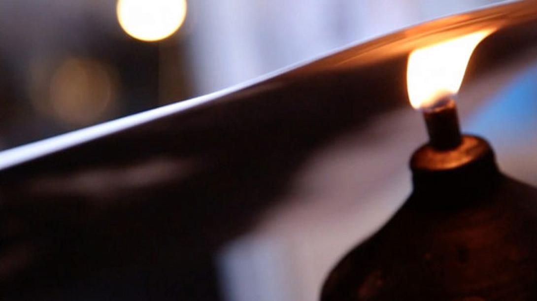 Ανάβει φωτιές για να ... ζωγραφίσει (βίντεο)