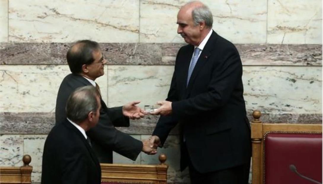 Παρουσία του πρωθυπουργού, κατέθεσε τον προϋπολογισμό του 2015 ο υπουργός Οικονομικών