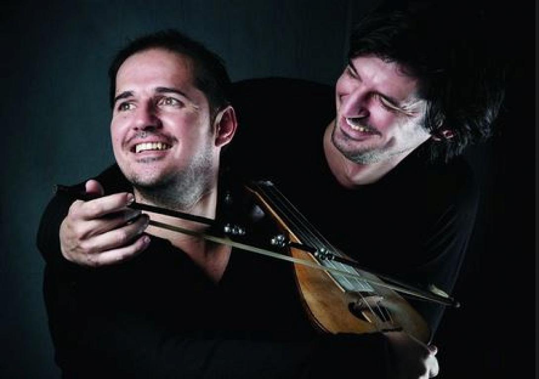 Ο Γιώργος και ο Νίκος Στρατάκης απόψε στην πλατεία Κοραή!