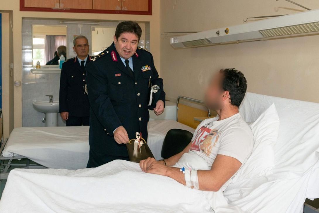 Ο Ηρακλειώτης Αρχηγός της ΕΛ.ΑΣ κατά την επίσκεψή του στο νοσοκομείο