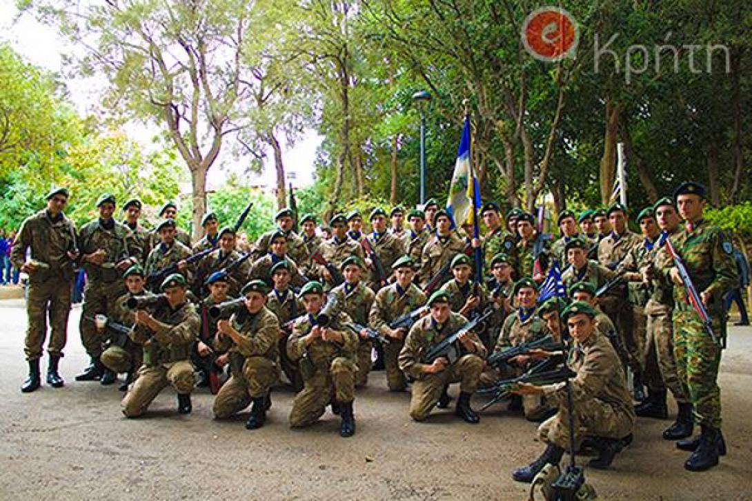 Η ανάπαυλα... του Εφέδρου Αξιωματικού λίγο πριν την παρέλαση