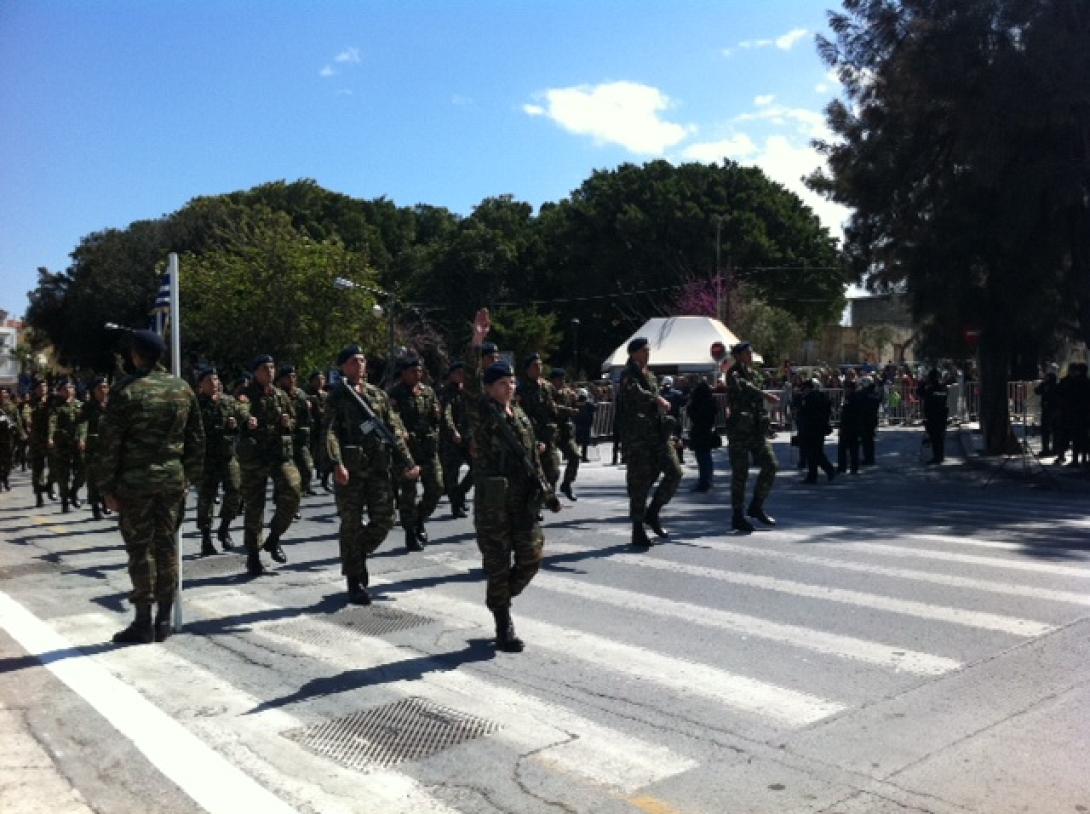 Απέσπασαν το χειρόκρότημα των Ηρακλειωτών στην παρέλαση οι μονάδες του Στρατού 