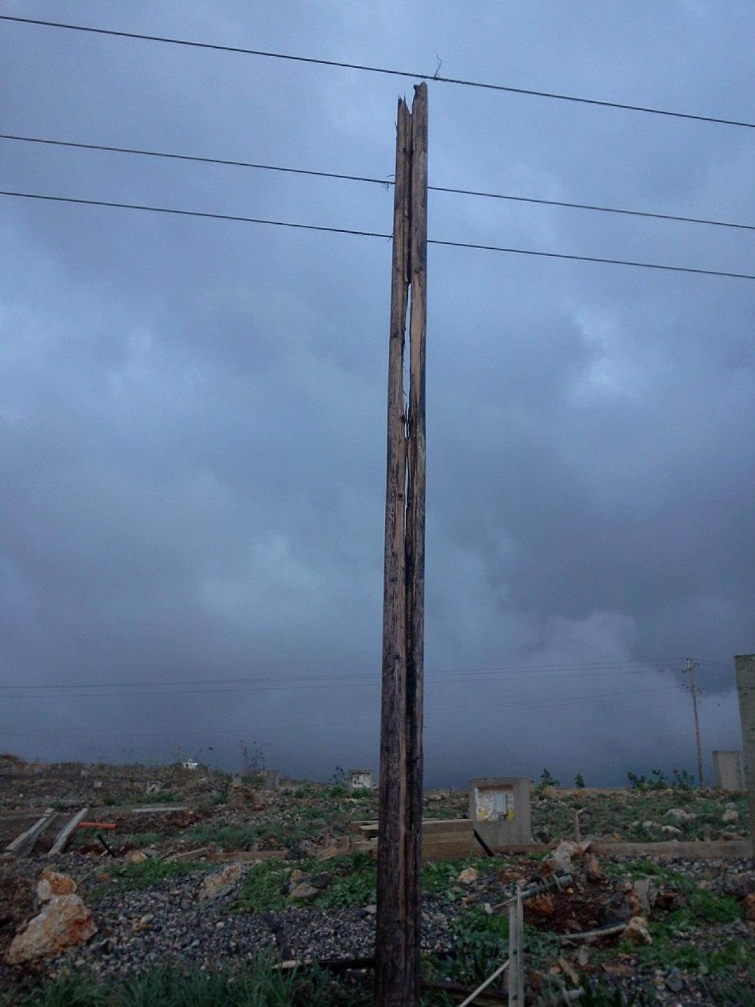 Μια εικόνα, χίλιες λέξεις: Ο "κεραυνόπληκτος" στύλος και τα συνεργεία της ΔΕΗ