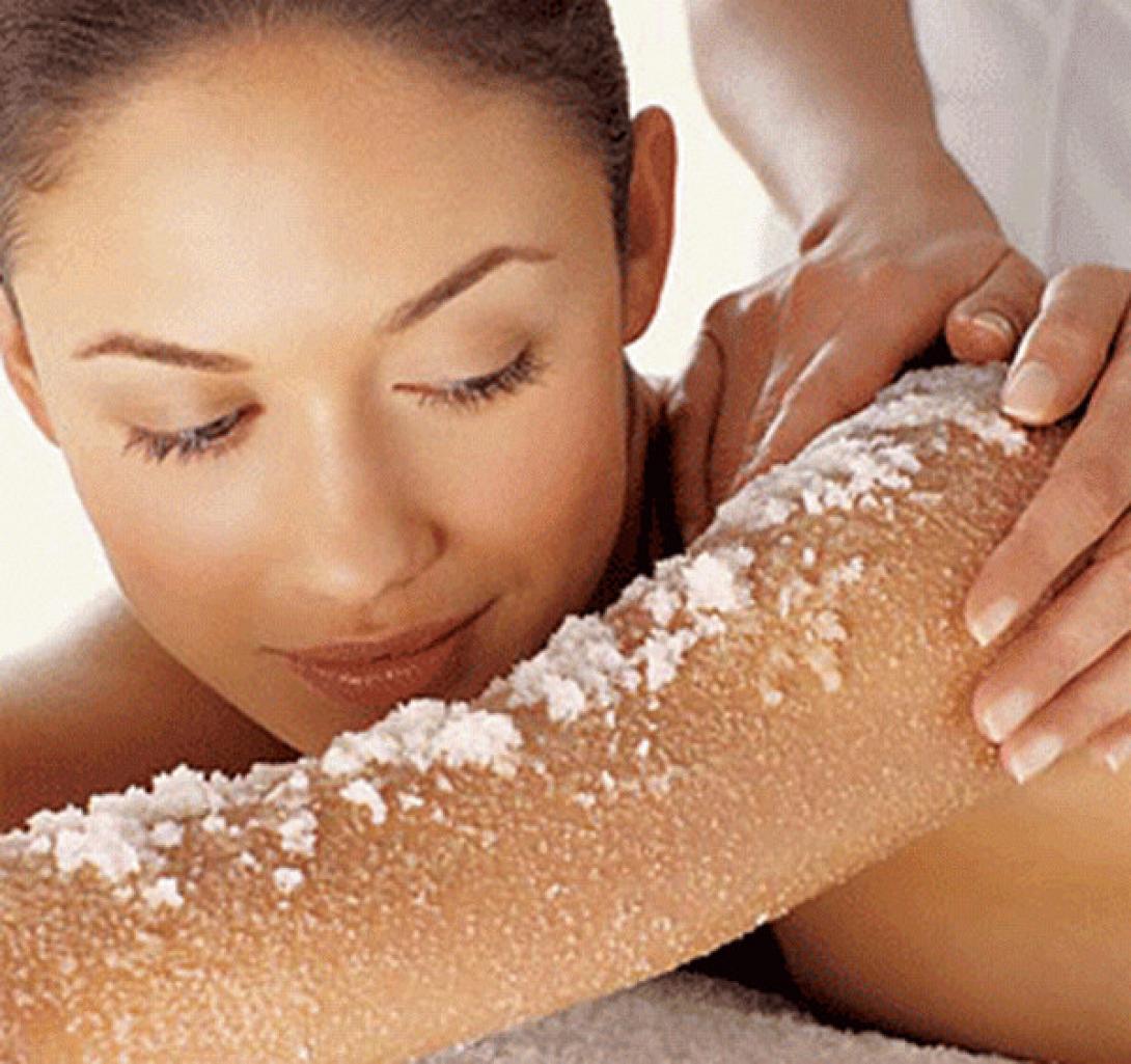Sugar scrub: Πώς να φτιάξεις μόνη σου γρήγορα και οικονομικά!