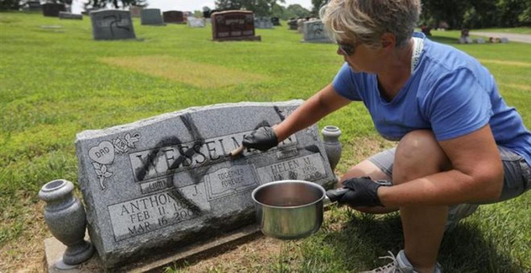 σβαστικα ταφοι