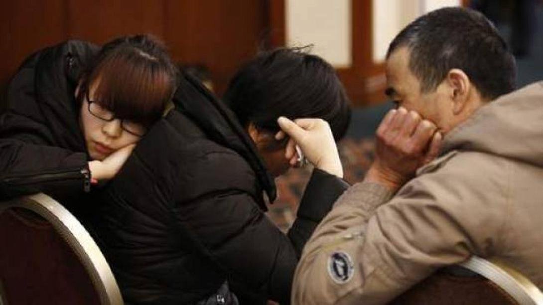 Οργή και πανό από τους συγγενείς των επιβατών του "αεροπλάνου - φάντασμα"