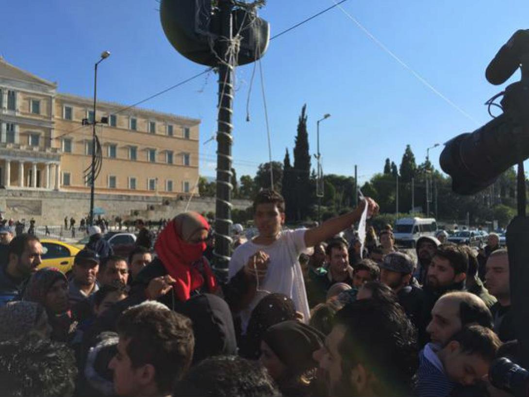 Αίσιο τέλος με τους Σύρους πρόσφυγες που απειλούσαν να αυτοκτονήσουν στο Σύνταγμα