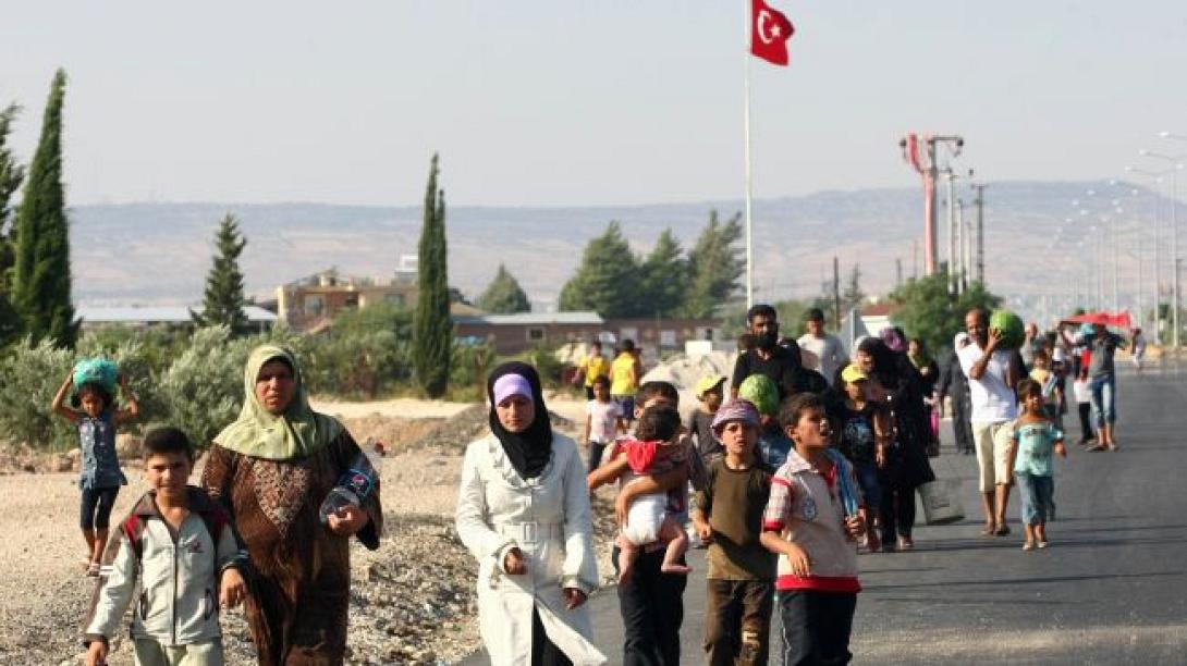 syrian-people-walk-near-the-border-with-turkey.jpg