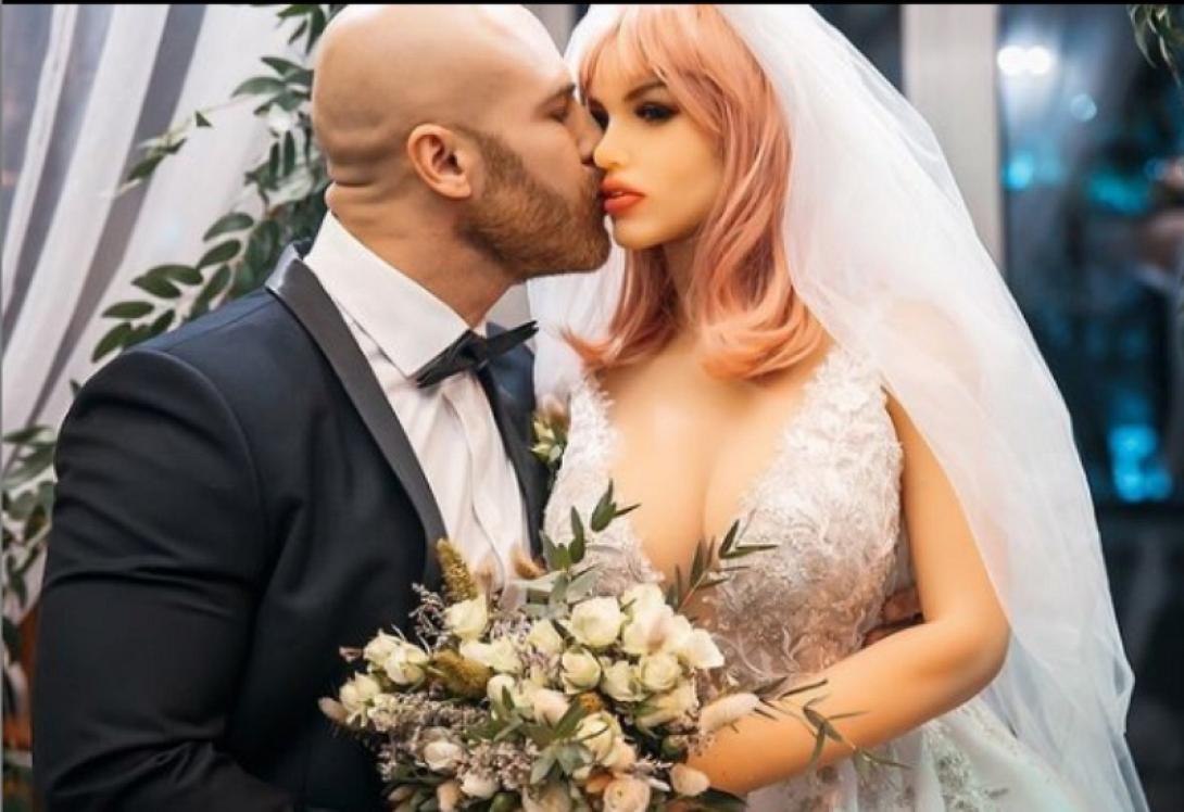 Ο Γιούρι Τολόκο έχει γίνει Viral λόγω των σχέσεών του με πλαστικές κούκλες