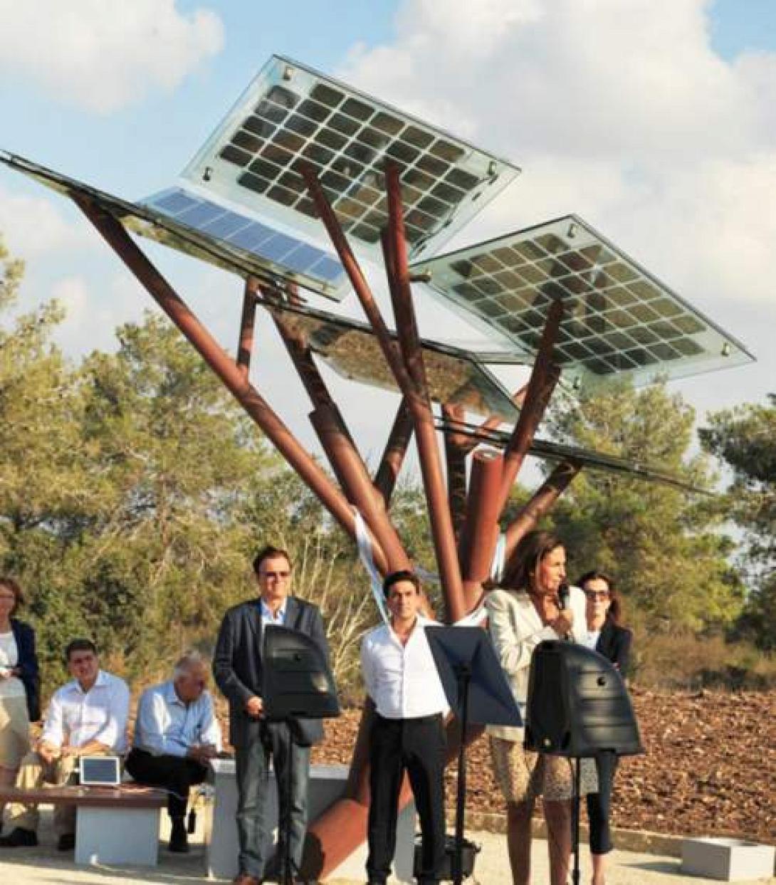 Δέντρο προσφέρει φως, νερό και  ... WiFi