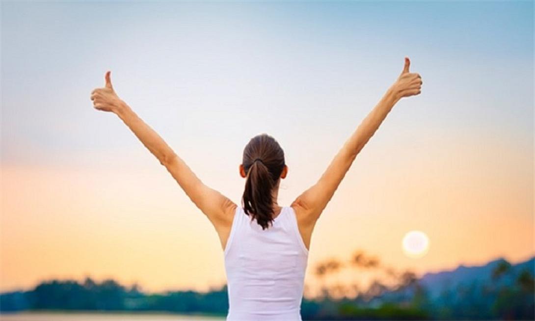 χαρούμενη γυναίκα-αισιοδοξία