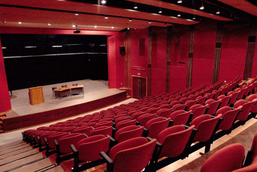 Η Ελένη Σφακιανάκη ερμηνεύει "Αττίκ" στο Θεατρικό Σταθμό Ηρακλείου