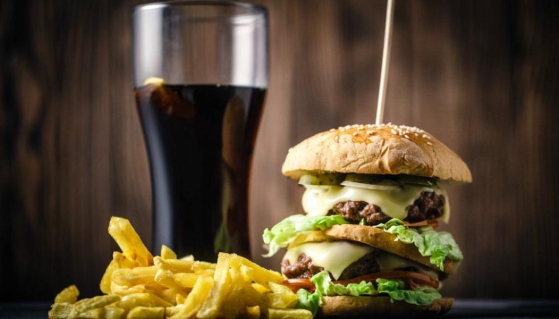  μπέργκερ με αναψυκτικό.jpg