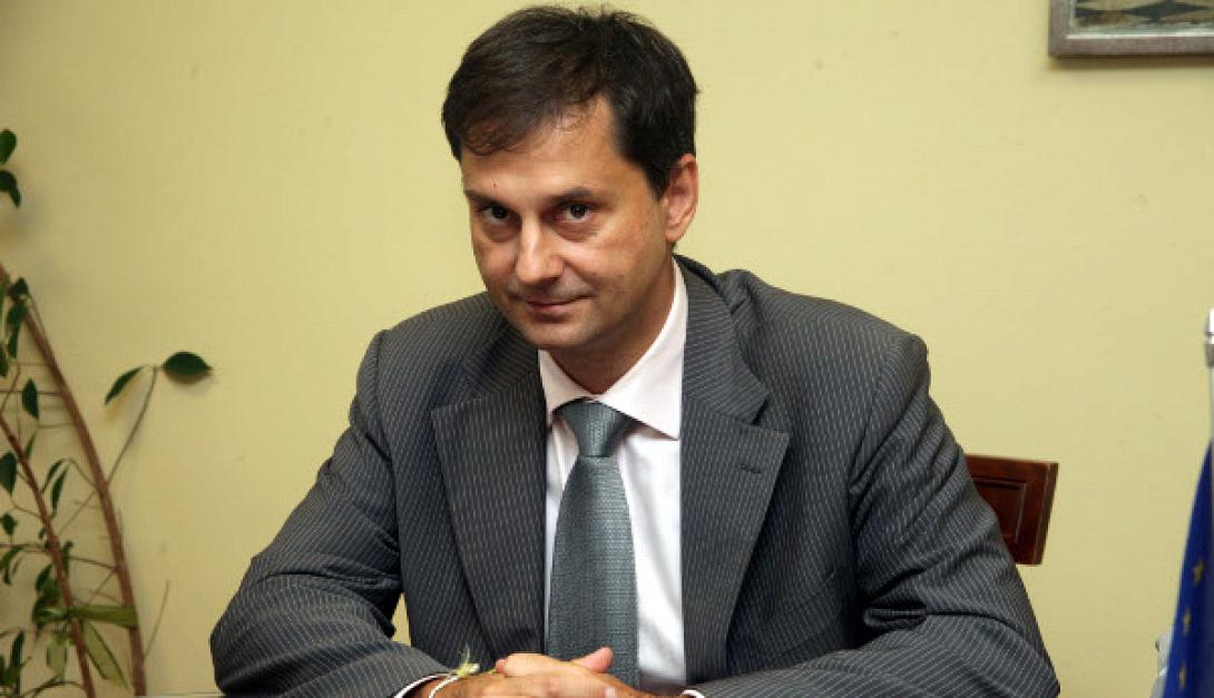 Το παγωμένο χαμόγελο του Θεοχάρη και η έκκληση για βοήθεια μιας απολυμένης... (βίντεο)